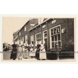 Dutch Females In Traditional Costume In Front Of Douwe Egbert Café *1 / Joure? (Vintage Photo ~1940s)
