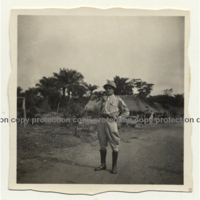 Congo - Belge: Belgian Officer In Front Of Native Hut (Vintage Photo ~1920s/1930s)