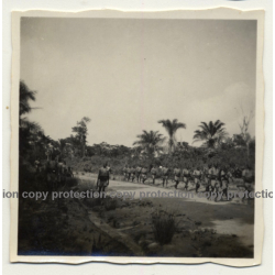 Congo - Belge: Group Of Public Force Soldiers Marching / Rifles (Vintage Photo ~1920s/1930s)