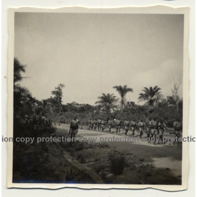 Congo - Belge: Group Of Public Force Soldiers Marching / Rifles (Vintage Photo ~1920s/1930s) Congo - Belge: Group Of Public Force Soldiers Marching / Rifles (Vintage Photo ~1920s/1930s)