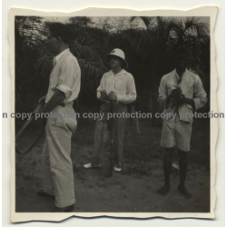 Congo - Belge: 3 Public Force Soldiers In Village / Rifles (Vintage Photo ~1920s/1930s)