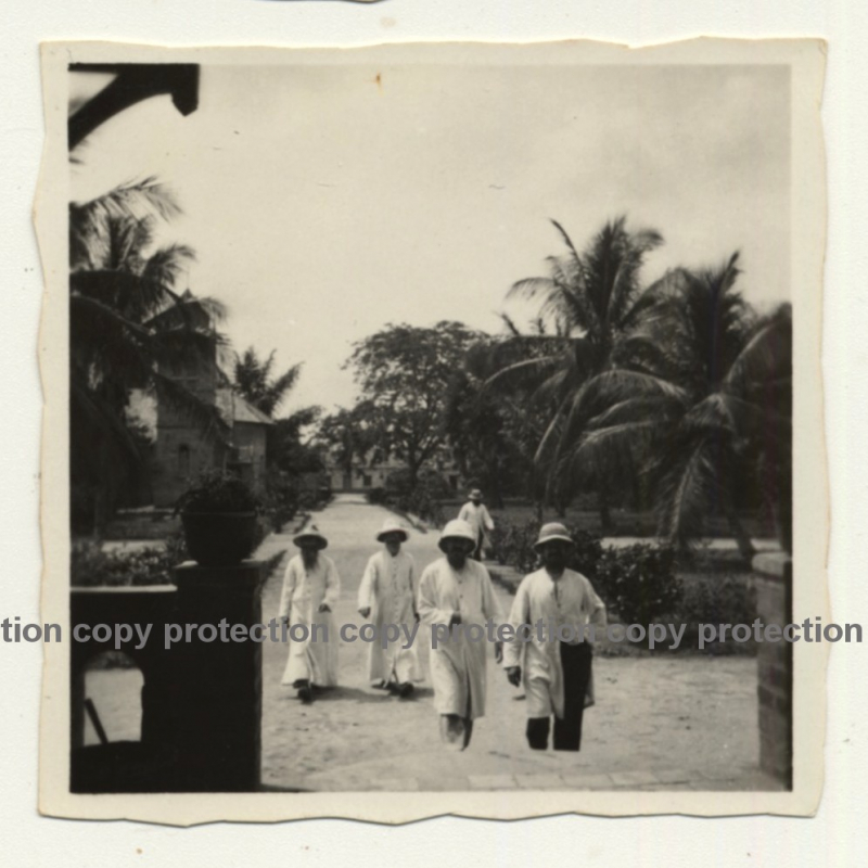 Congo - Belge: Force Publique Soldier & Indigenous In Village (Vintage Photo ~1920s/1930s)