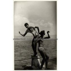2 Funny Guys In Swim Trunks Posturing On Bollard / Gay INT (Vintage Photo 1980s)