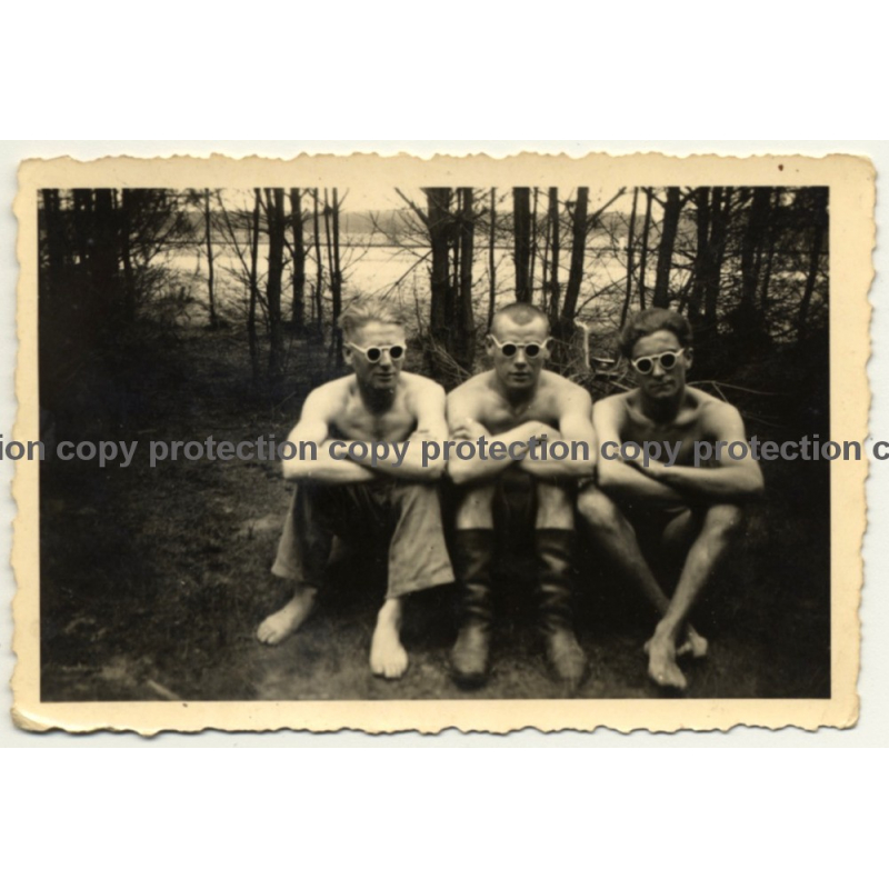 3 Semi Nude Guys Sit In Forest / Boots - Sunglasses - Gay INT (Vintage Photo ~1940s/1950s)