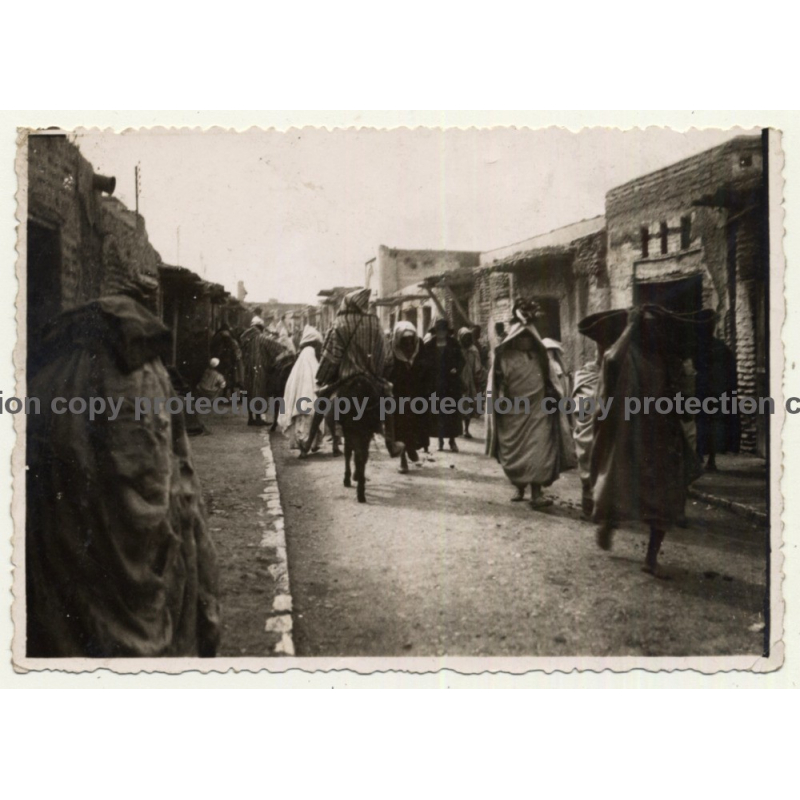 Maghreb: Street Scene - Tuareg - Donkey - People (Vintage Photo ~1930s/1940s) Maghreb: Street Scene - Tuareg - Donkey - People (Vintage Photo ~1930s/1940s)