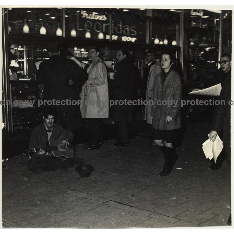 Street Musician In Front Of Leonidas Pralines Store / Bruxelles? (Vintage Photo 1960s)