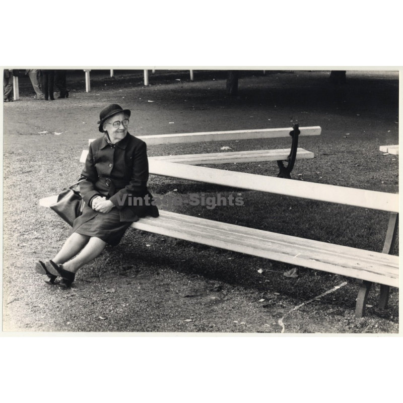 Lydia Nash / Bruxelles: Old Lady On Park Bench (Vintage Photo 1980s/1990s) Lydia Nash / Bruxelles: Old Lady On Park Bench (Vintage Photo 1980s/1990s)