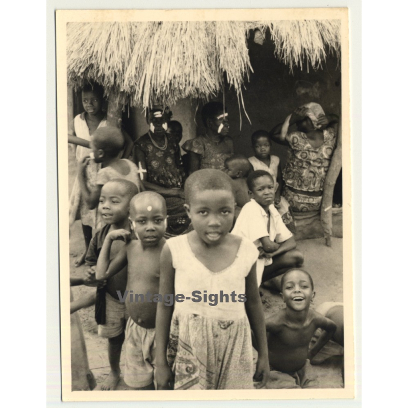 Congo - Belge: Native Kids & women Outside Hut / Tribal Painting (Vintage Photo ~1950s) Congo - Belge: Native Kids & women Outside Hut / Tribal Painting (Vintage Photo ~1950s)