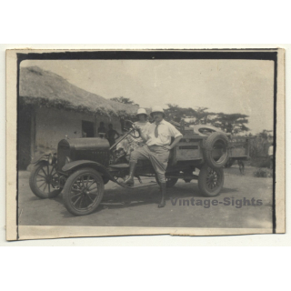 Congo-Belge: Colonial Couple In Pickup Truck / Village - Hut (Vintage Photo ~1920s)