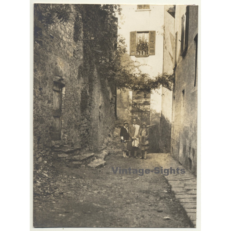 Gandria / Lugano: Family Portrait In Beautiful Backyard (Vintage Photo ~1920s)