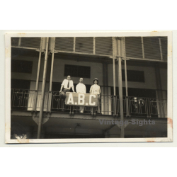 Léopoldville - Congo-Belge: 3 Guys On Balcony Of Hotel A.B.C. (Vintage Photo 1930)