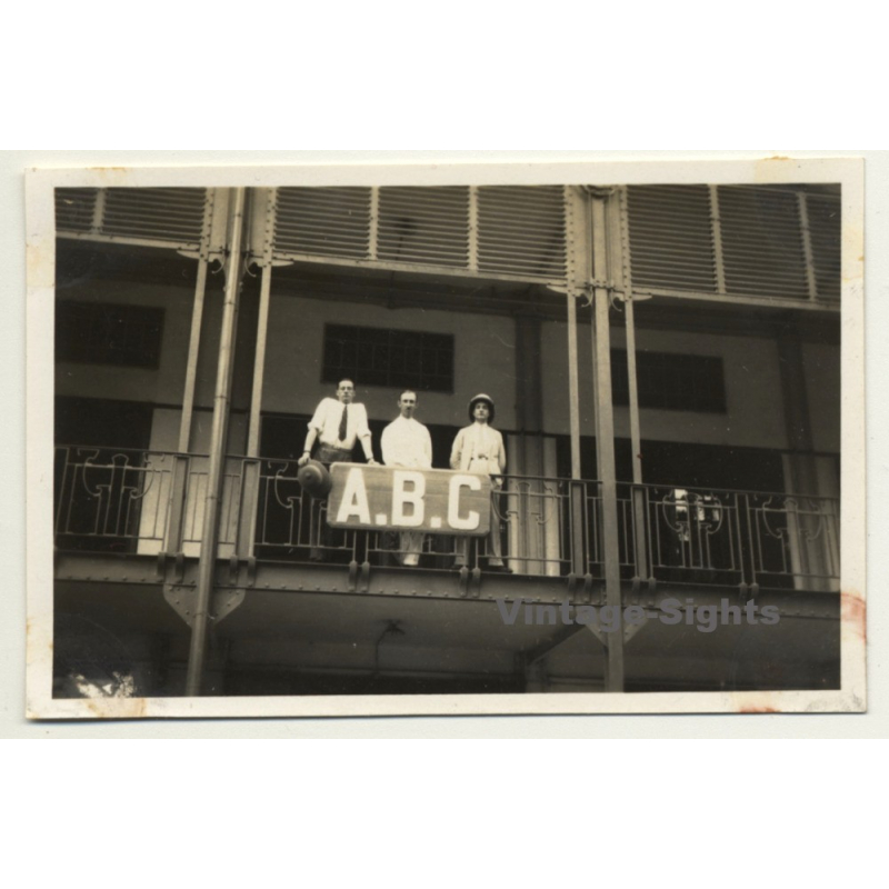 Léopoldville - Congo-Belge: 3 Guys On Balcony Of Hotel A.B.C. (Vintage Photo 1930) Léopoldville - Congo-Belge: 3 Guys On Balcony Of Hotel A.B.C. (Vintage Photo 1930)