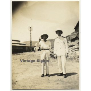 Matadi / Congo-Belge: Colonial Officer & Friend In Front Of Train Station (Vintage Photo 1930)