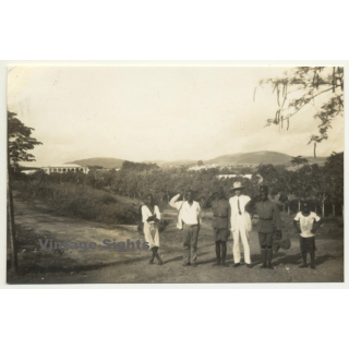 Boma / Congo-Belge: Colonial Officer & Force Publique Soldiers / Outskirts (Vintage Photo 1930)