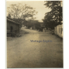 Boma / Congo-Belge: Oldtimer Parked On Street / Huts (Vintage Photo 1930)