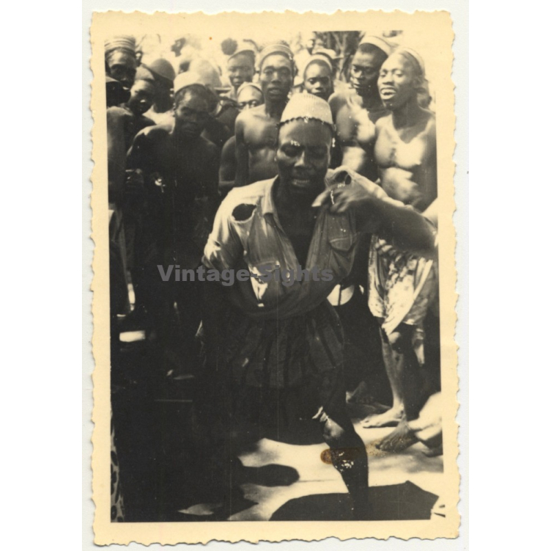 Congo-Belge: Medicine Man Surrounded By Tribe Members (Vintage Photo ~1930s/1940s) Congo-Belge: Medicine Man Surrounded By Tribe Members (Vintage Photo ~1930s/1940s)