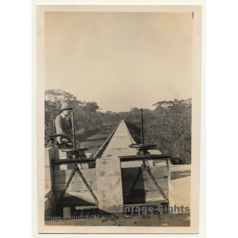 Congo-Belge: Engineer On Railroad Construction Site (Vintage Photo 1934) Congo-Belge: Engineer On Railroad Construction Site (Vintage Photo 1934)