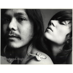 Portrait Of Hippie Couple / Moustache - Butterfly (Vintage Photo 1970s WOLFGANG KLEIN ~DIN A3)