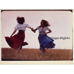 2 Women In Folkloric Dresses Dance In Cornfield (Vintage Photo 1980s WOLFGANG KLEIN ~DIN A3)