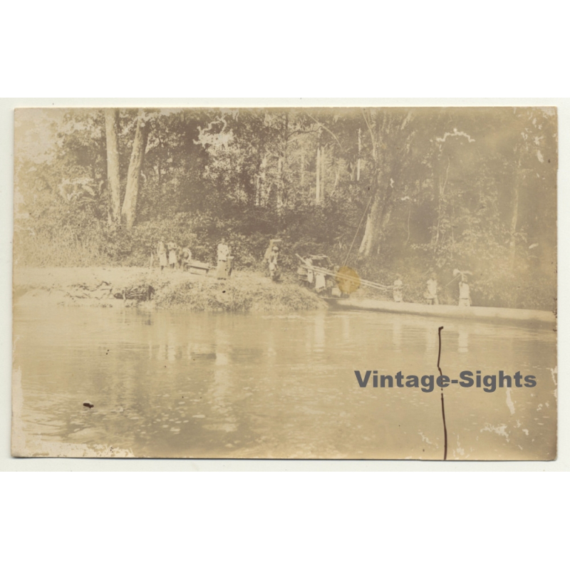 Congo-Belge: Colonial Expedition Crosses River En Pirogue (Vintage Photo ~1910s) Congo-Belge: Colonial Expedition Crosses River En Pirogue (Vintage Photo ~1910s)