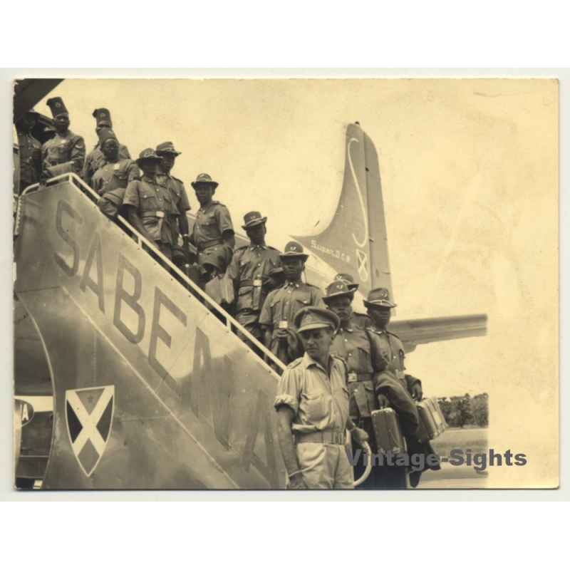 Congo Belge: Force Publique Delegation On Gangway Of Sabena OO-SDQ *5 (Vintage Photo ~1950s/1960s) Congo Belge: Force Publique Delegation On Gangway Of Sabena OO-SDQ *5 (Vintage Photo ~1950s/1960s)