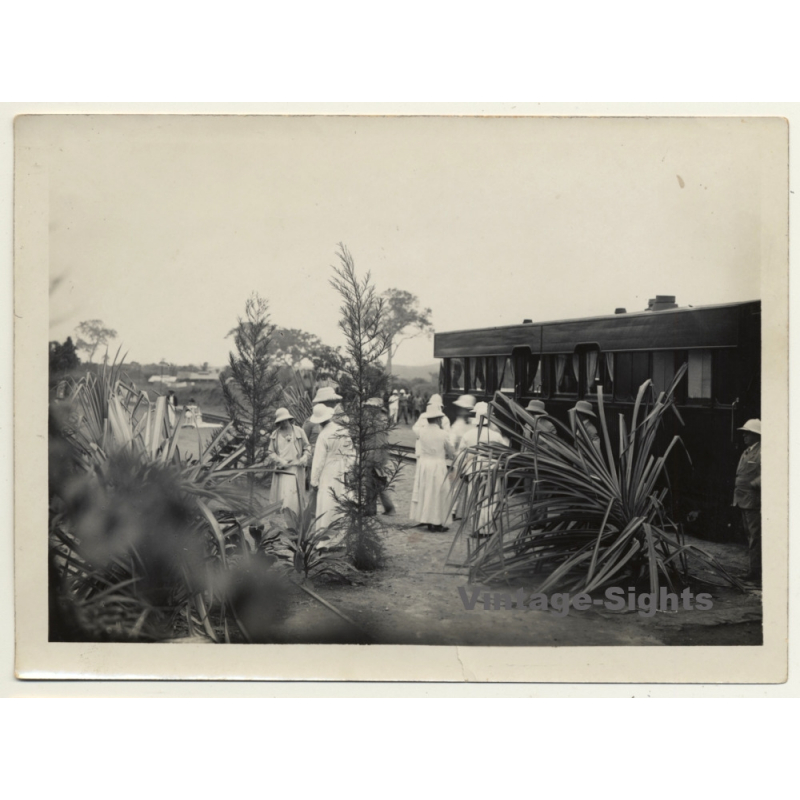Congo-Belge: Colonial Society & Missionaries In Front Of Train Wagon (Vintage Photo ~1940s)