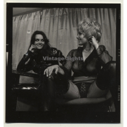 Lacquer Lady & Sweet Blonde *3 / Fetish - BDSM (Vintage Contact Sheet Photo 1970s)