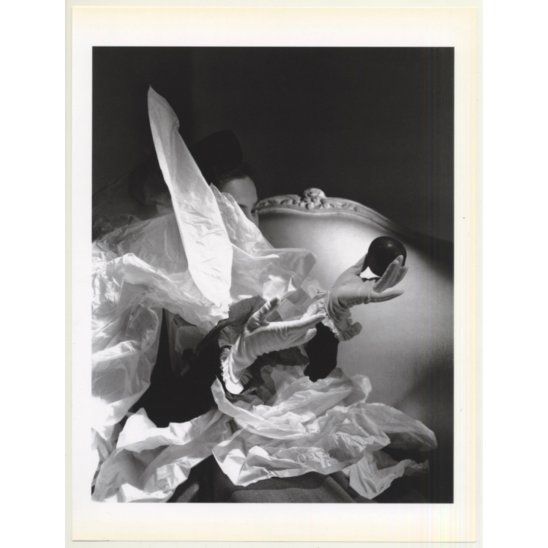 Horst P. Horst: Birthday Gloves 1947 (Sheet 1992: Form Horst 27 x 35.5 CM) Horst P. Horst: Birthday Gloves 1947 (Sheet 1992: Form Horst 27 x 35.5 CM)