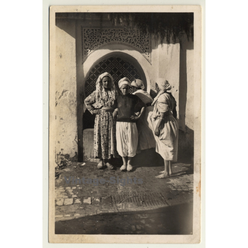 Maghreb: Women At Fountain / Près De La Fontaine (Vintage RPPC)