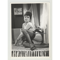 Lascivious Nude With Beehive & Suspenders - Scandinavia 1950s/1960s (Vintage Photo)