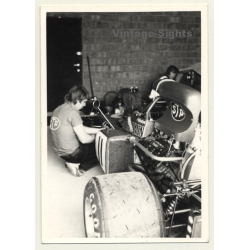 Nivelles-Baulers GP: Mechanic Working On March 721 X / Ronnie Peterson (Vintage Photo 1972)