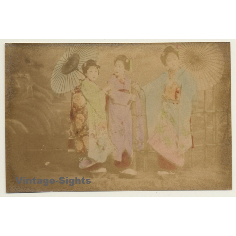 Japan: 3 Geishas In Kimonos / Wagasa - Meiji Period (Vintage Hand Tinted Photo ~1890s) Japan: 3 Geishas In Kimonos / Wagasa - Meiji Period (Vintage Hand Tinted Photo ~1890s)