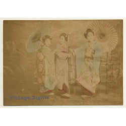 Japan: 3 Geishas In Kimonos *2 / Wagasa - Meiji Period (Vintage Hand Tinted Photo ~1890s)