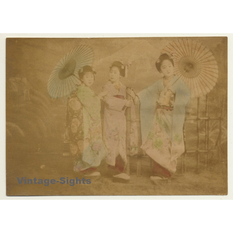 Japan: 3 Geishas In Kimonos *2 / Wagasa - Meiji Period (Vintage Hand Tinted Photo ~1890s) Japan: 3 Geishas In Kimonos *2 / Wagasa - Meiji Period (Vintage Hand Tinted Photo ~1890s)