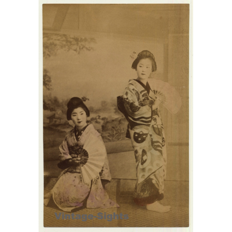 Japan: 2 Geishas - Ōgi - Kimono / Meiji Era (Vintage Hand Tinted Photo ~1890s) Japan: 2 Geishas - Ōgi - Kimono / Meiji Era (Vintage Hand Tinted Photo ~1890s)