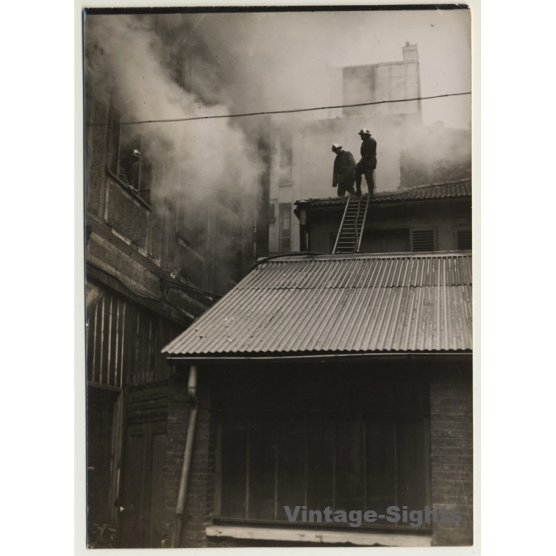 Paris 2. Arr.: Fire At Leather Goods Trade / Firefighters On Roof (Vintage Press Photo 1930s/1940s)
