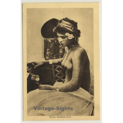 Maghreb: Femme Tunisienne Assise / Semi Nude - Ethnic (Vintage PC ~1920s/1930s)