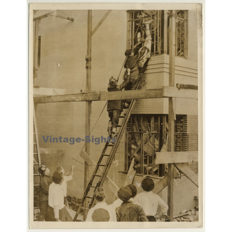 New York / USA: Collapsed Building In Bronx - Rescue Fire Ladder (Vintage Press Photo 1936)