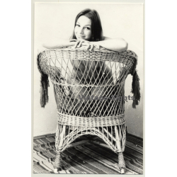 Natural Pretty Brunette Nude In Wicker Chair *1 / Smile (Vintage Photo Germany ~ 1960s)
