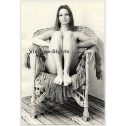Natural Pretty Brunette Nude In Wicker Chair *3 / Feet (Vintage Photo Germany ~ 1960s)