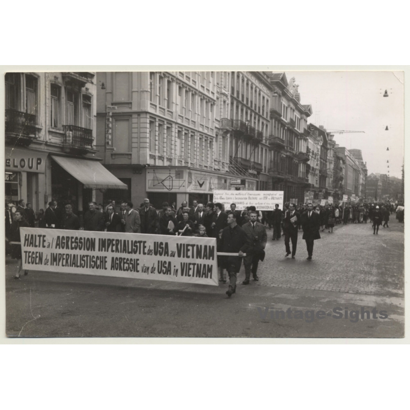 Bruxelles / Belgium: Demonstration Against Vietnam War (Vintage Press Photo  ~1960s)