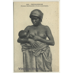 Madagascar: Zafimaniry Woman Breastfeeding Baby / Risqué - Ethnic (Vintage PC ~1910s)