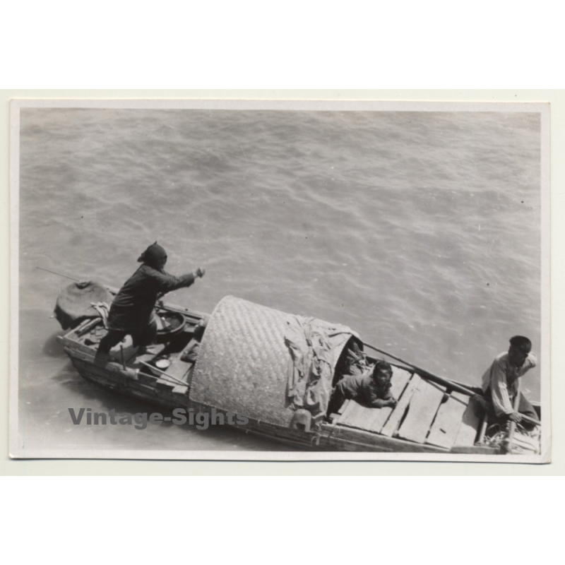 China: Family In Traditional Boat / Sampan - Yangtze ? (Vintage Photo ~1930s)