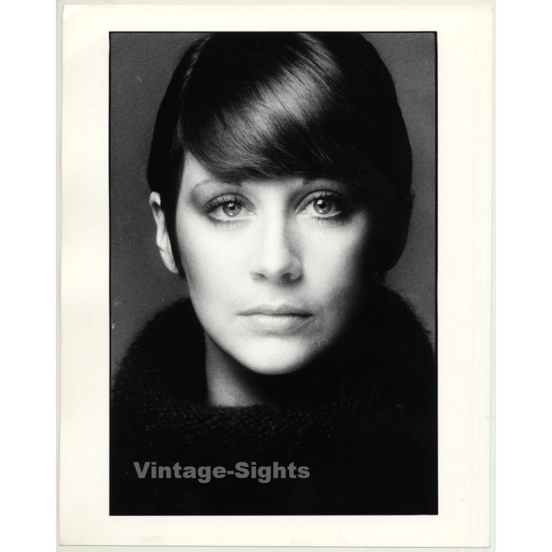 Portrait: Female Fashion Model *4 / Hairstyle (Vintage Photo: Wolfgang Klein 1980s DIN A4+)