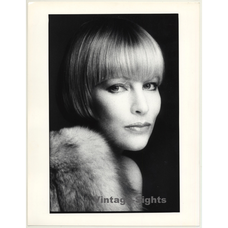 Portrait: Female Fashion Model *5 / Hairstyle (Vintage Photo: Wolfgang Klein 1980s DIN A4+)