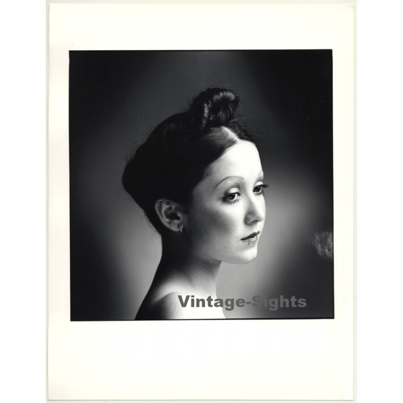 Portrait: Female Fashion Model *11 / Hairstyle (Vintage Photo: Wolfgang Klein 1980s DIN A4+)