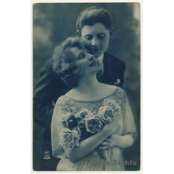 P.C Paris 1152 / Belle Epoque: Couple In Love / Roses (Vintage RPPC 1924)