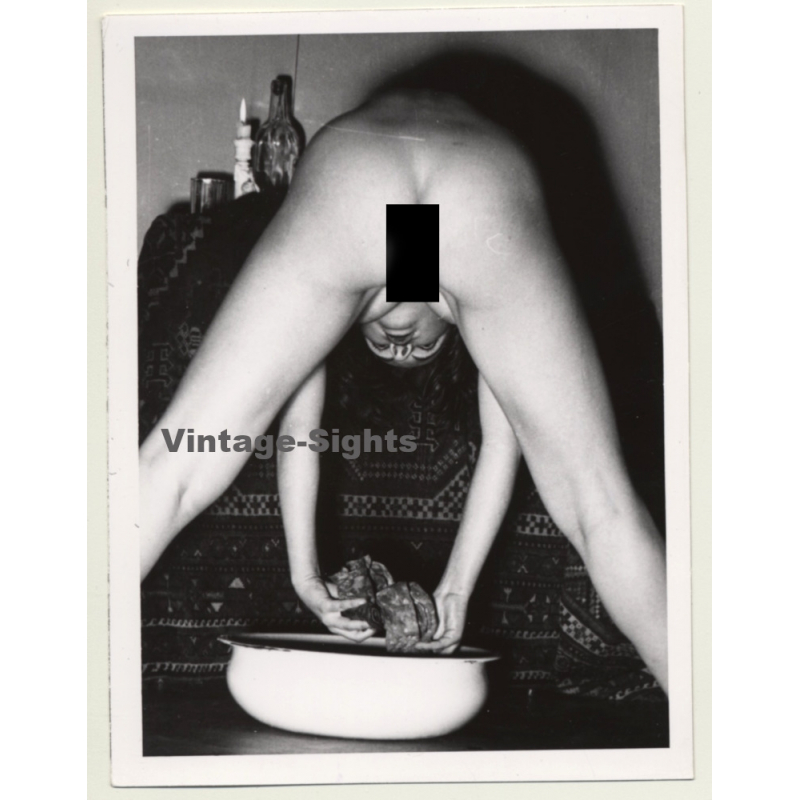 Busty Brunette Nude Woman Washing Herself *6 / Legs - Butt (Vintage Photo ~1940s/1950s)
