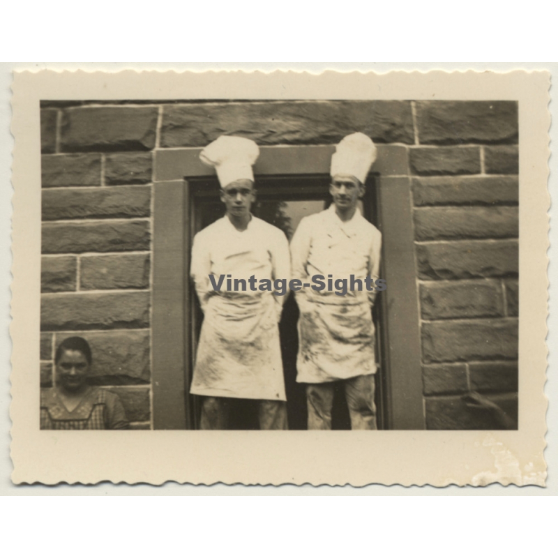 Stuttgart / Germany: 2 Bäcker - Bäckermütze / Bakers (Vintage Photo ~1940s) Stuttgart / Germany: 2 Bäcker - Bäckermütze / Bakers (Vintage Photo ~1940s)