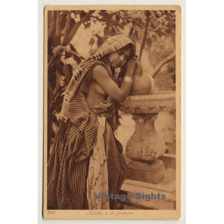Lehnert & Landrock N° 205: Fillette À La Fontaine / Risqué - Ethnic (Vintage PC ~1920s)